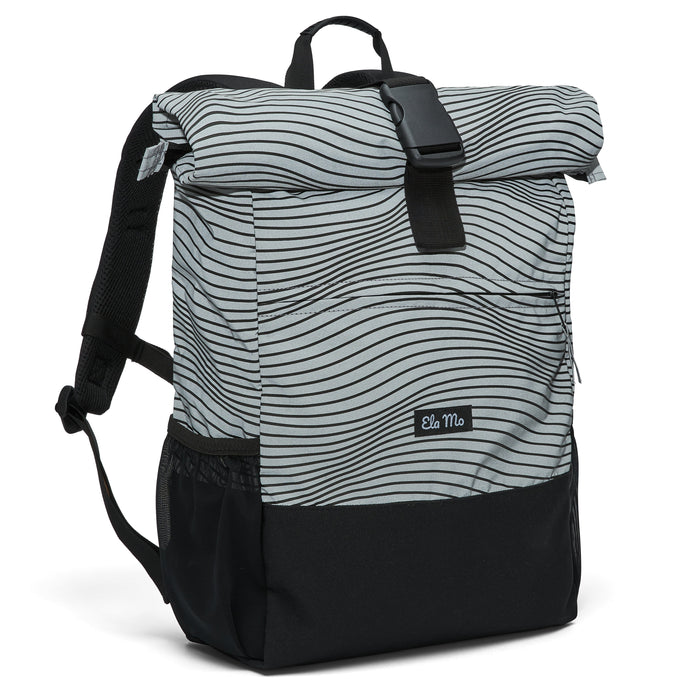 Ela Mo™ Rolltop Rucksack Night Edition | Wave. Vorderseite des Rucksacks mit Herstellerlogo.