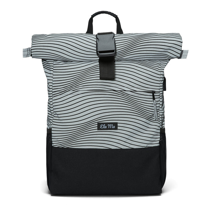 Ela Mo™ Rolltop Rucksack Night Edition | Wave. Vorderseite des Rucksacks mit Herstellerlogo und Außenfach.
