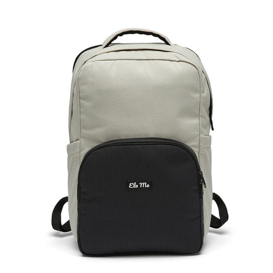 Ela Mo™ Schulrucksack | Desert. Schulrucksack in Grau mit Außenfach und Herstellerlogo.