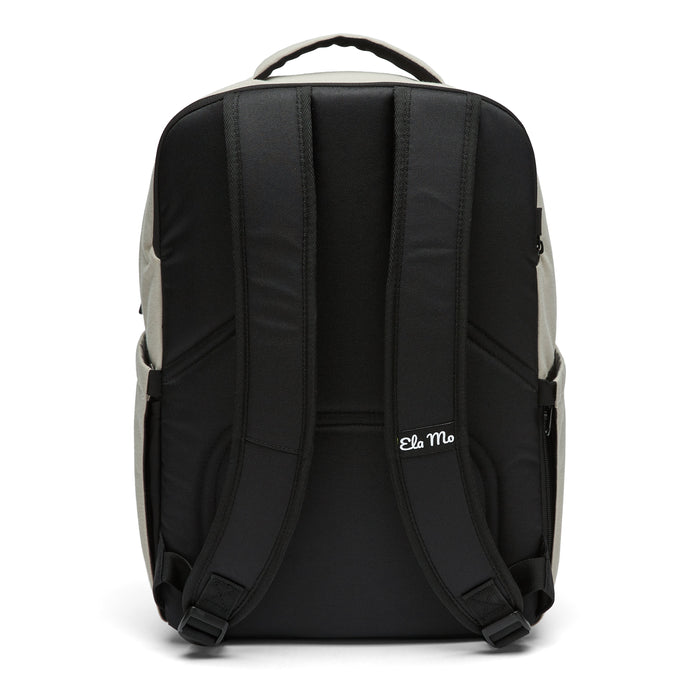 Ela Mo™ Work Rucksack | Dessert. Die Rückseite des Schulrucksacks mit Schulterriemen und bequemem Rückenpolster.