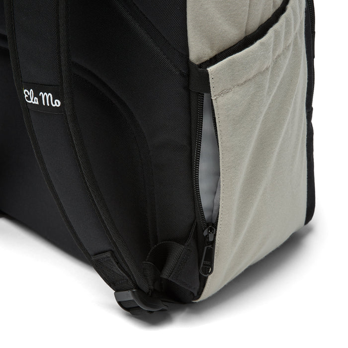 Ela Mo™ Work Rucksack | Dessert. Seitliches Flaschenfach und Außenfach mit Reißverschluss am Rucksack.